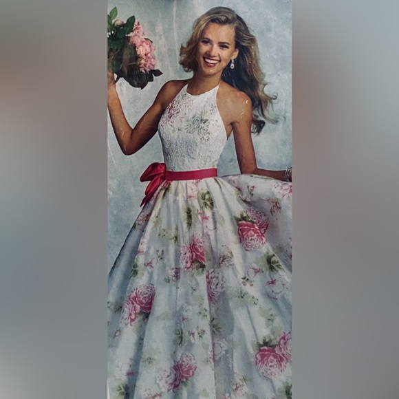 This dress is all white w out the flower prints- size 14 - very luxurious. - Picture 1 of 1